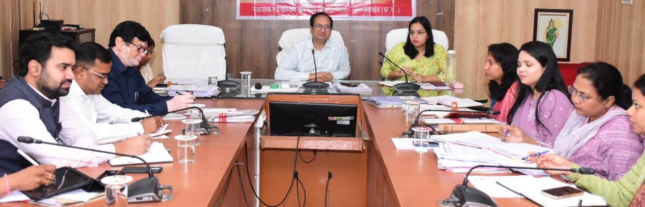 प्रशासनिक अधिकारी लोकहित में सेवा भावना के साथ करें कार्य : कलेक्टर
