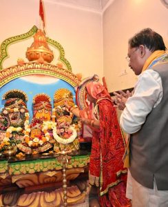 मुख्यमंत्री विष्णुदेव साय पत्नी के साथ जगन्नाथ मंदिर जशपुर में पूजा करते हुए।