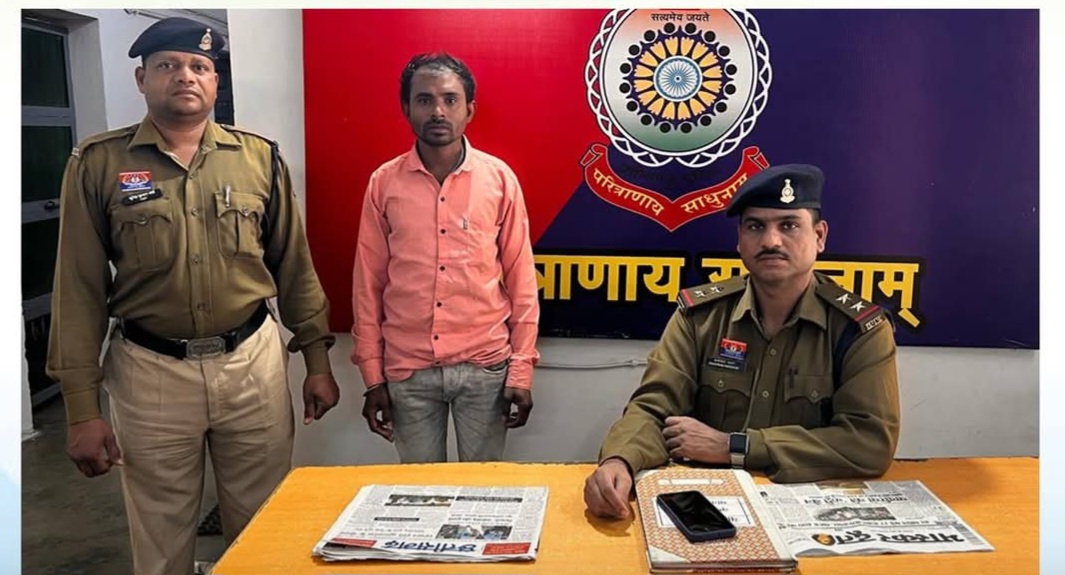 राजनांदगांव पुलिस की हिरासत में आरोपी संतोष कुमार देवांगन।