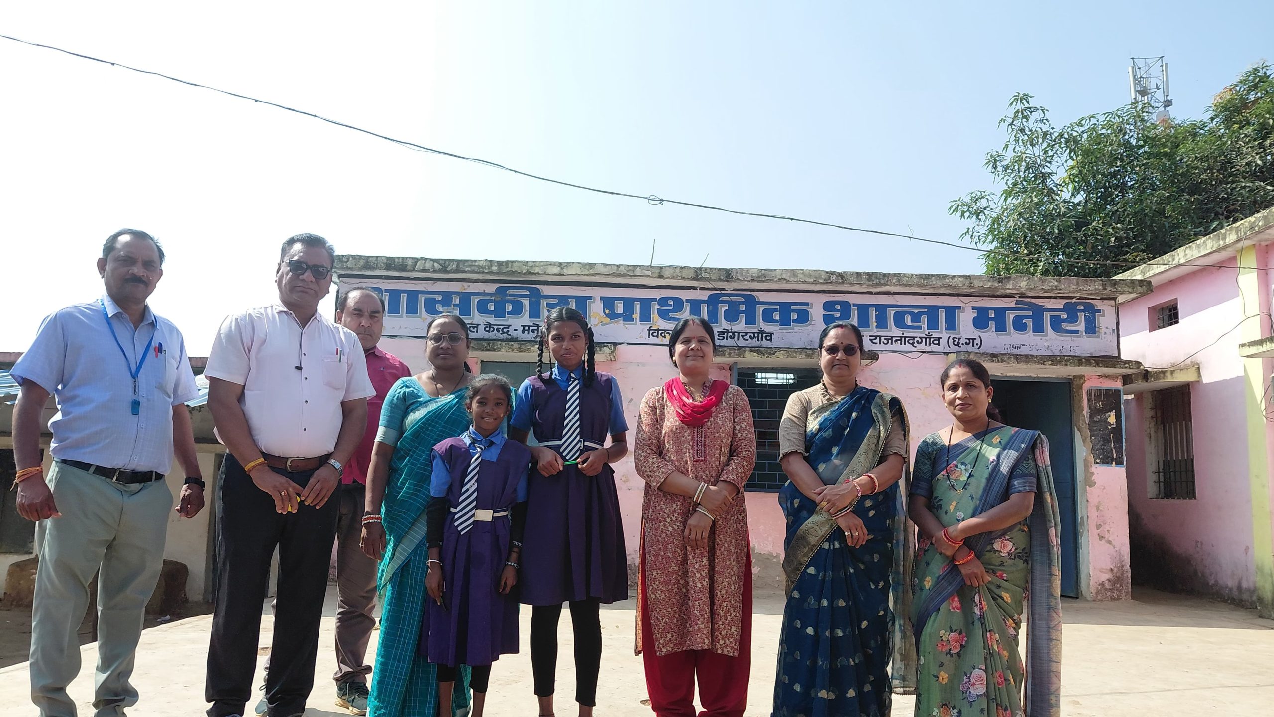 मनेरी स्कूल राजनांदगांव में सम्मानित होतीं सोनाली यादव और वैष्णवी कवर।