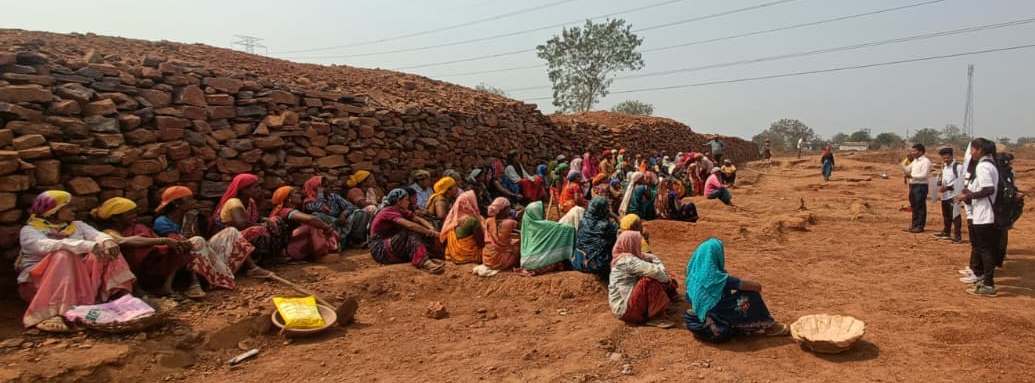 ग्राम आरी में मनरेगा स्थल पर एनएसएस स्वयंसेवकों का जागरूकता कार्यक्रम