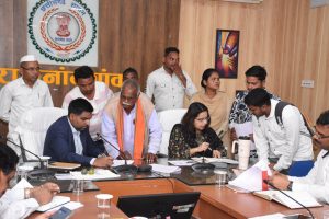 राजनांदगांव कलेक्टर जितेन्द्र यादव जनदर्शन में नागरिकों की समस्याओं की सुनवाई करते हुए