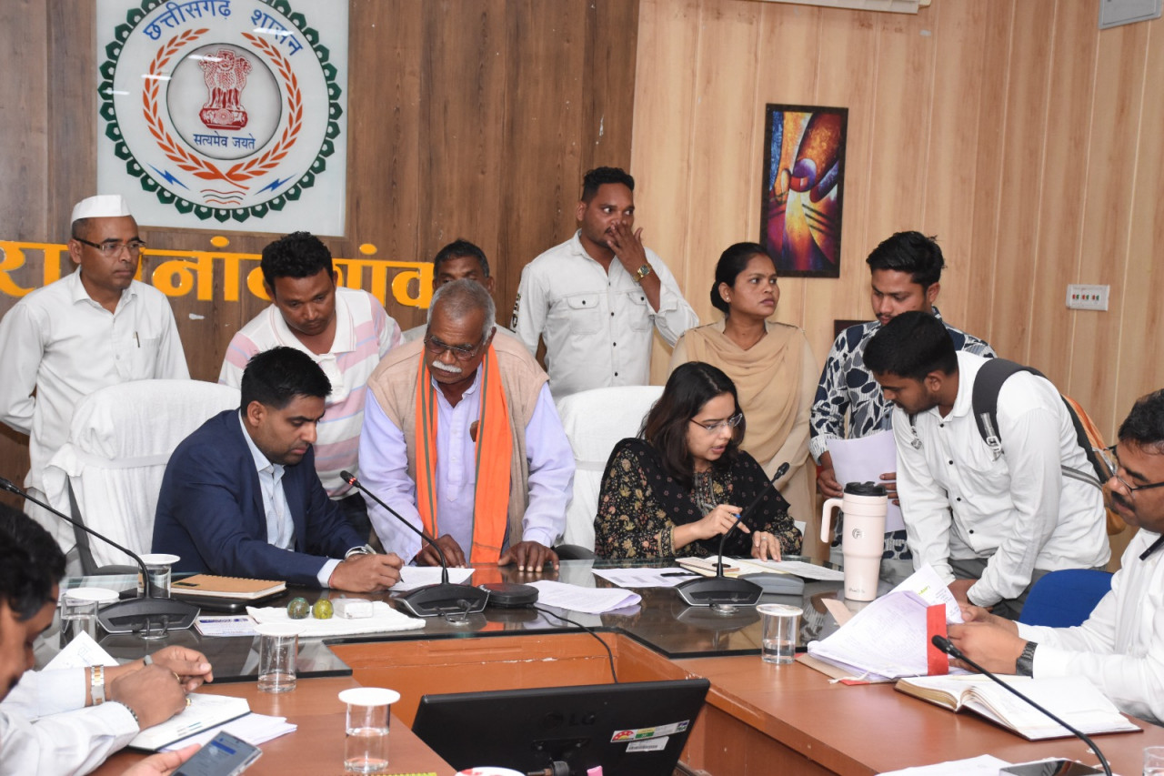 राजनांदगांव कलेक्टर जितेन्द्र यादव जनदर्शन में नागरिकों की समस्याओं की सुनवाई करते हुए