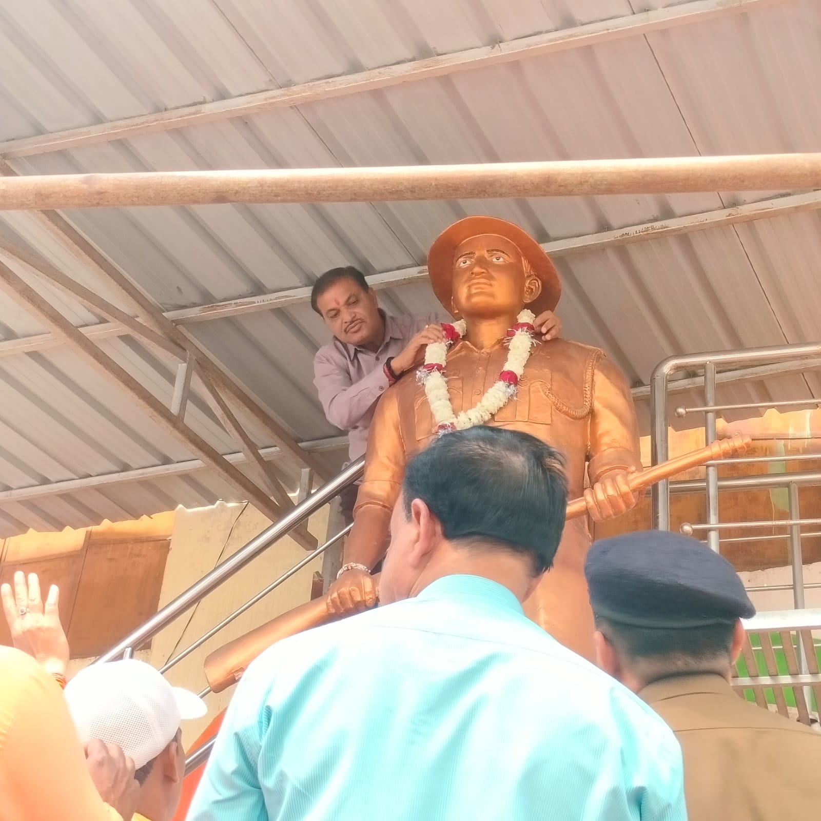 राजनांदगांव में शहीद संदीप यदु की प्रतिमा पर श्रद्धांजली देते महापौर मधुसूदन यादव।