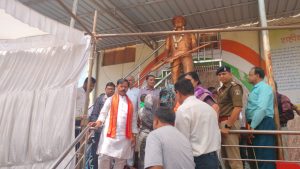 शहीद संदीप यदु को श्रद्धांजली देते जनप्रतिनिधि