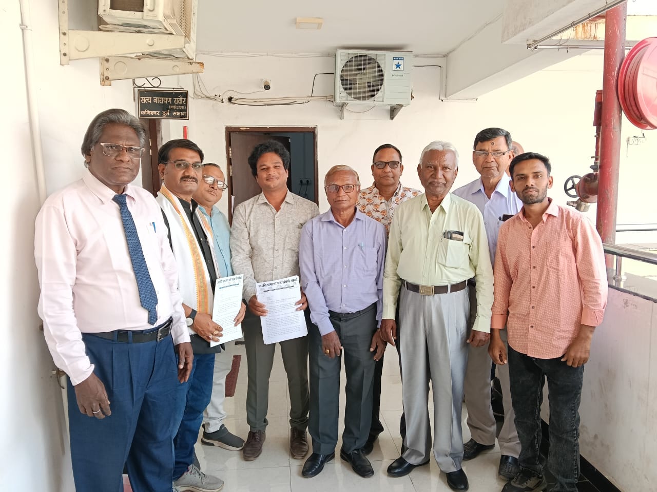 राजनांदगांव जाति प्रमाण पत्र संघर्ष मोर्चा प्रतिनिधिमंडल संभागयुक्त को ज्ञापन देते हुए।