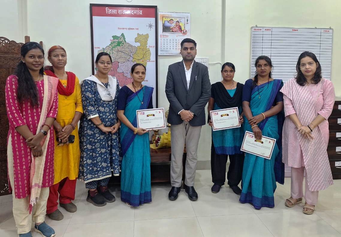 कलेक्टर जितेन्द्र यादव ने आंगनबाड़ी कार्यकर्ताओं को सम्मानित किया