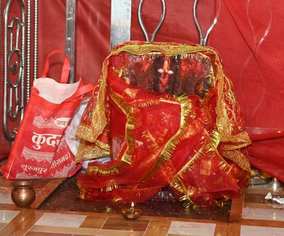 श्रद्धालुओं का अभिवादन करते मुख्यमंत्री