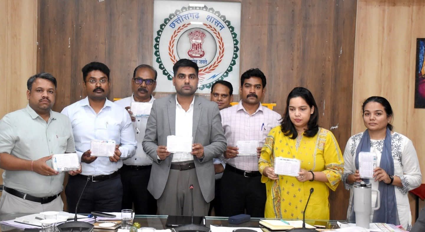 कलेक्टर जितेन्द्र यादव द्वारा प्रथमोपचार किट का वितरण।