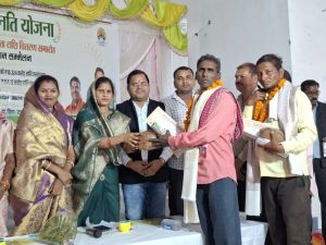 छुरिया में आयोजित कृषक उन्नति योजना सम्मेलन में उपस्थित जिला पंचायत अध्यक्ष किरण वैष्णव और अन्य अतिथि।