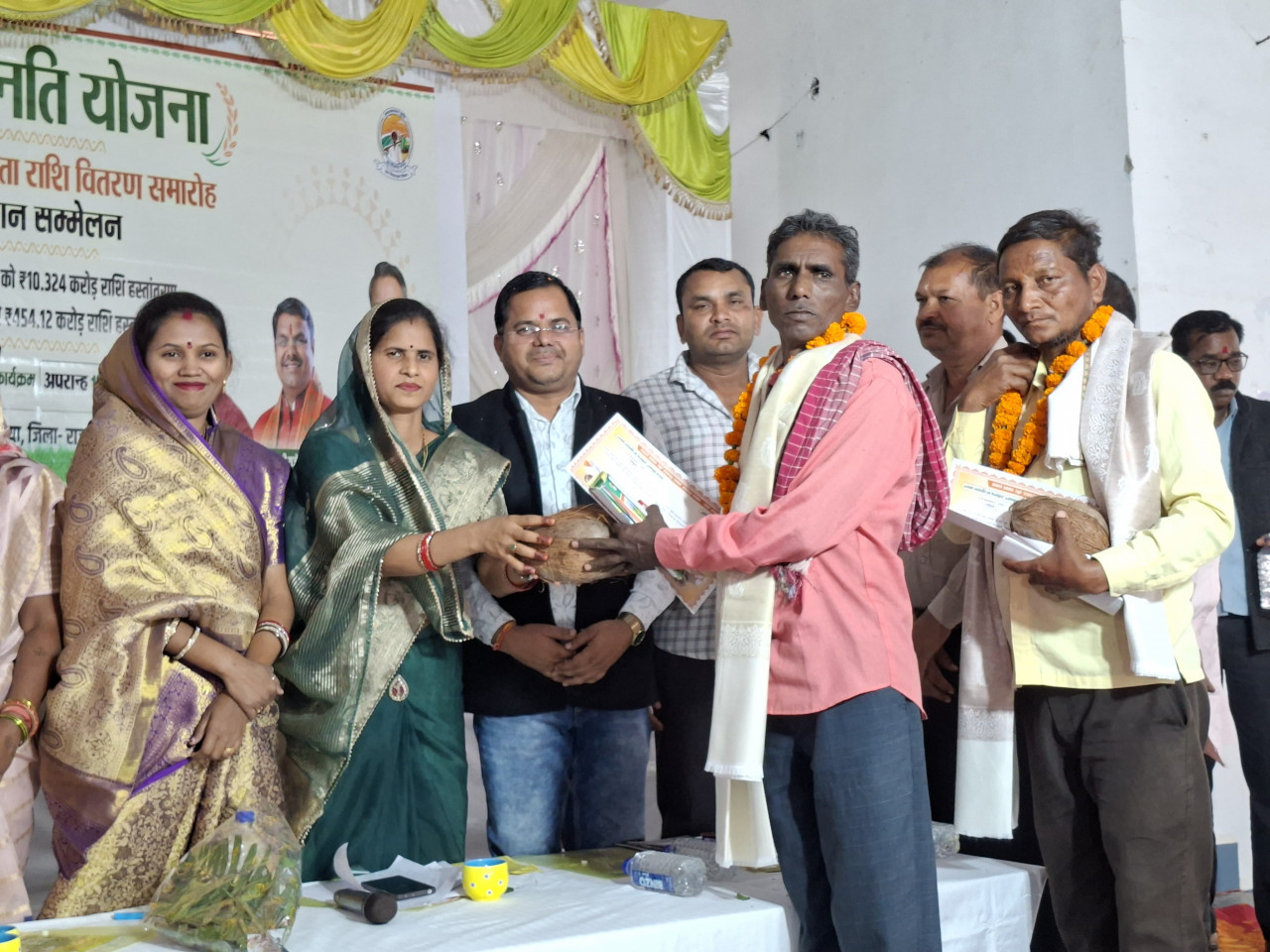 छुरिया में आयोजित कृषक उन्नति योजना सम्मेलन में उपस्थित जिला पंचायत अध्यक्ष किरण वैष्णव और अन्य अतिथि।