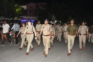 राजनांदगांव एसपी अंकिता शर्मा के नेतृत्व में पुलिस का फ्लैग मार्च।