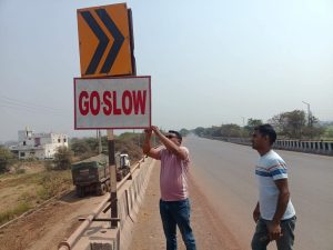 राजनांदगांव बायपास रोड पर यातायात पुलिस द्वारा लगाए गए सुरक्षा बोर्ड और रेडियम पट्टी।